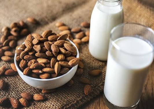 Bitkisel Süt ile Kahve: Badem, Yulaf ve Soya Sütü Karşılaştırması